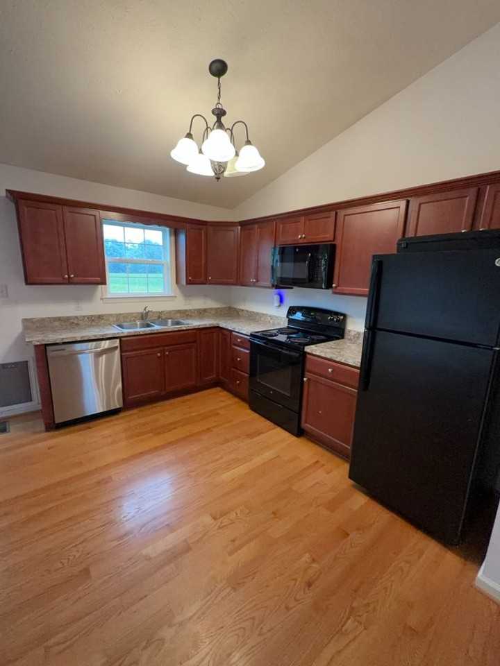 100 Kaleigh Dr - Photo 4 of 25