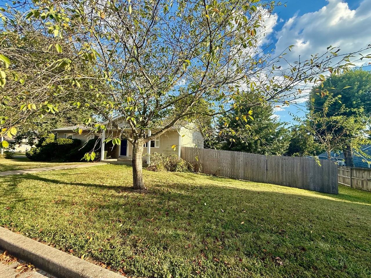 1814 Sandstone Dr - Photo 2 of 15