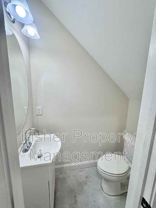 2212 Carrington St - Photo 5 of 31