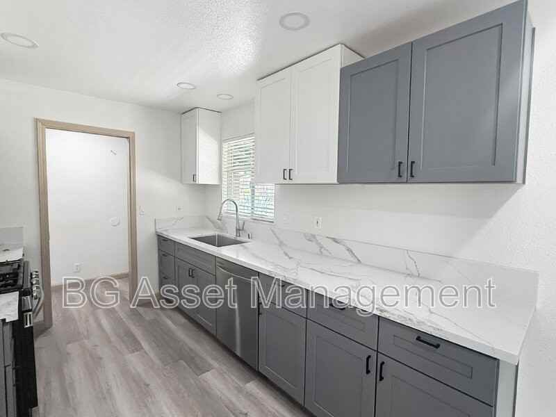 6524 Miles Ln - Photo 4 of 26