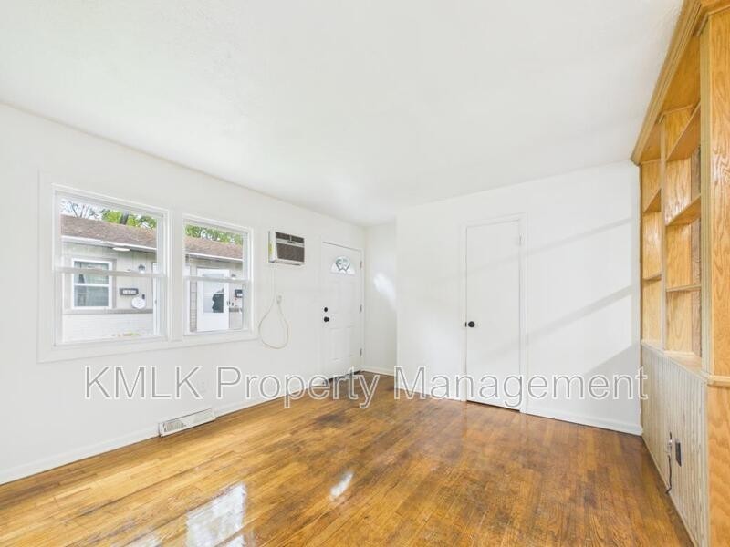 1624 Merrill Ave - Photo 5 of 19