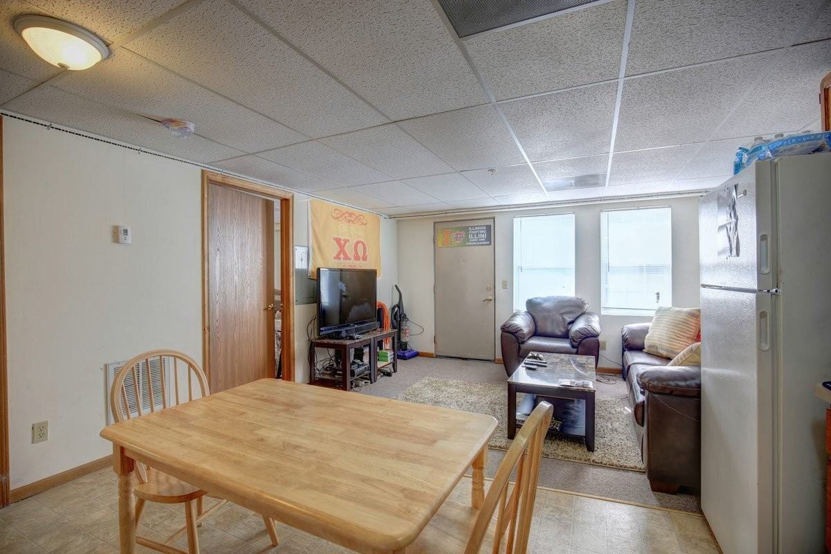 1007 S Locust - Photo 2 of 50