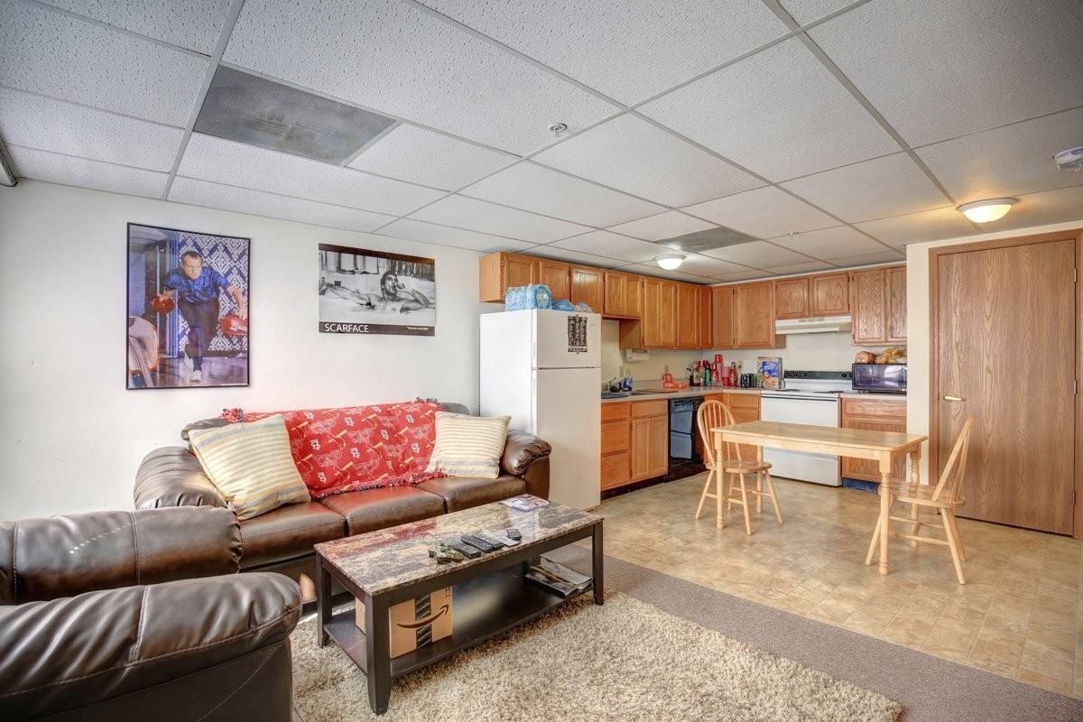 1007 S Locust - Photo 3 of 50