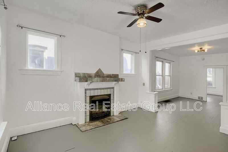 490 S Lincoln St - Photo 2 of 10