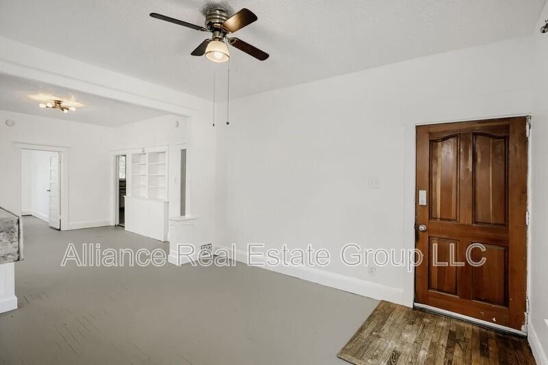 490 S Lincoln St - Photo 3 of 10