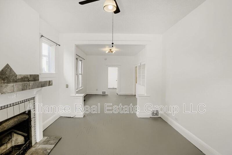490 S Lincoln St - Photo 4 of 10