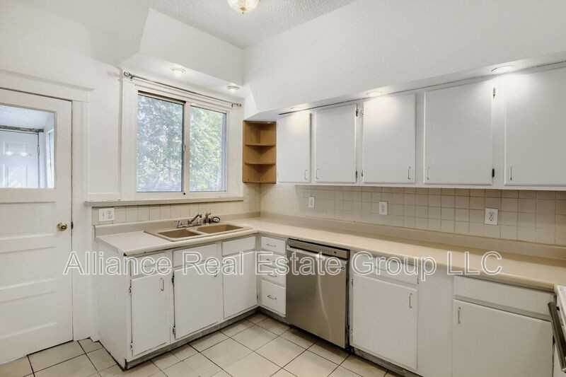 490 S Lincoln St - Photo 6 of 10