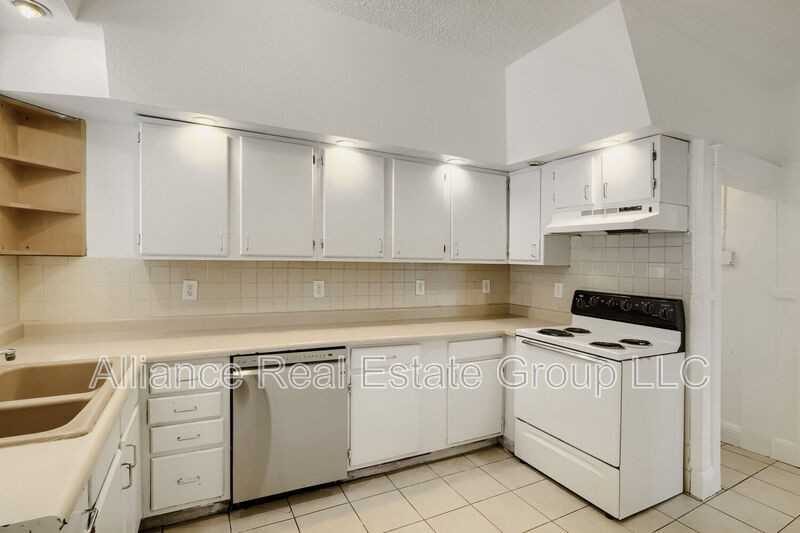 490 S Lincoln St - Photo 7 of 10