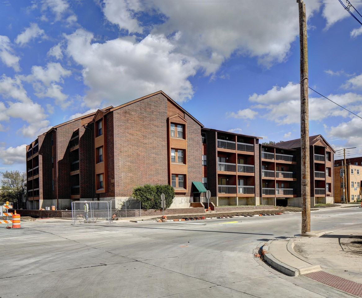 101 E Green St - Photo 5 of 48