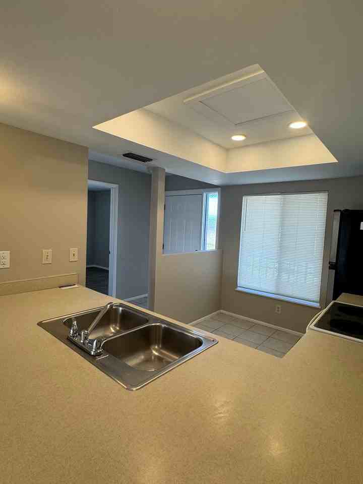 619 SE 13th Ave - Photo 3 of 8