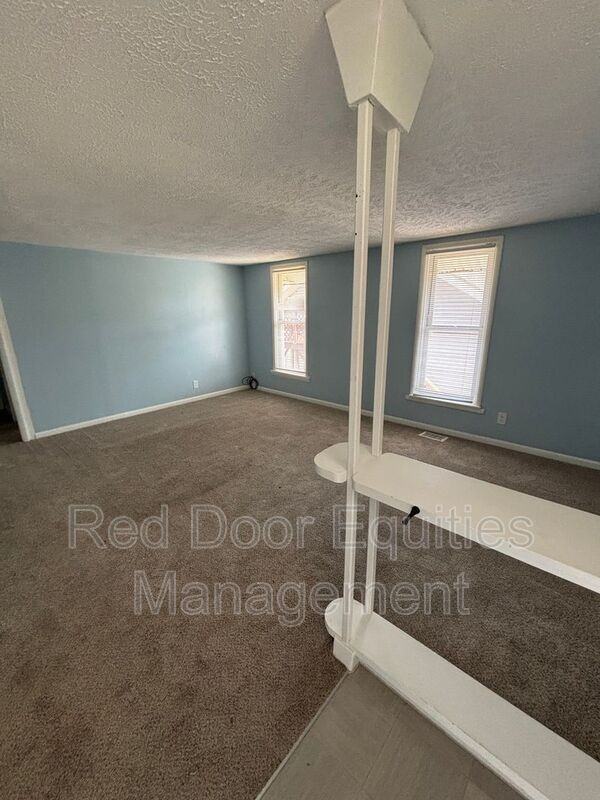 1215 N Columbus St #D - Photo 3 of 9