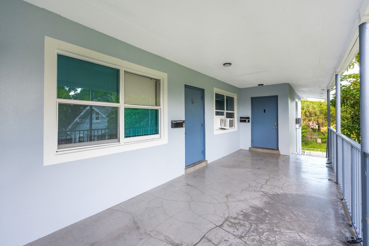 515 N Sapodilla Ave - Unit 5 - Photo 2 of 25