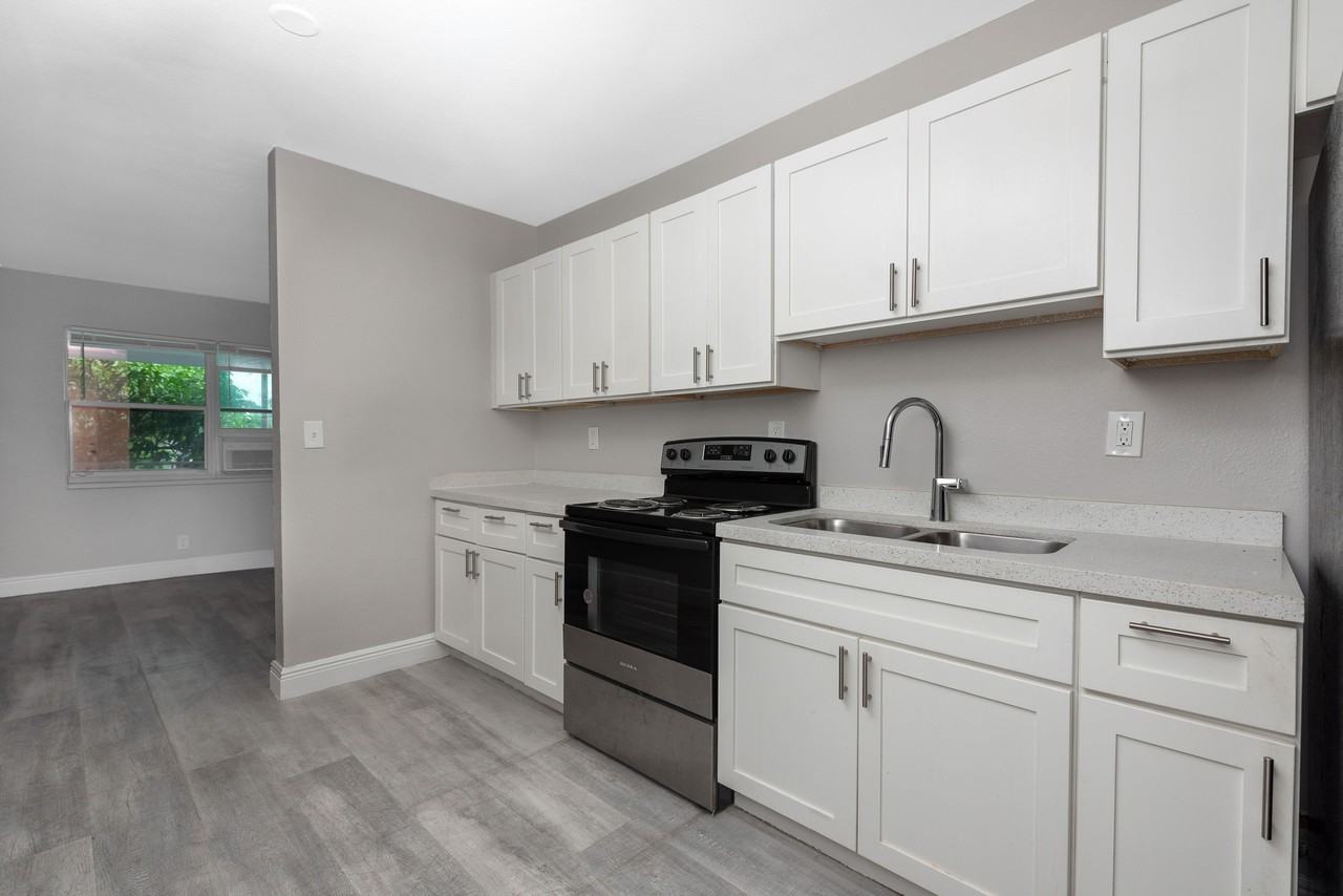 515 N Sapodilla Ave - Unit 5 - Photo 4 of 25