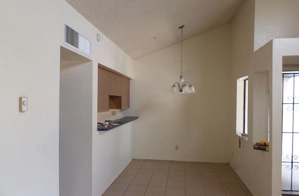 1380 // 3445 N Fremont Ave #1 - Photo 3 of 9