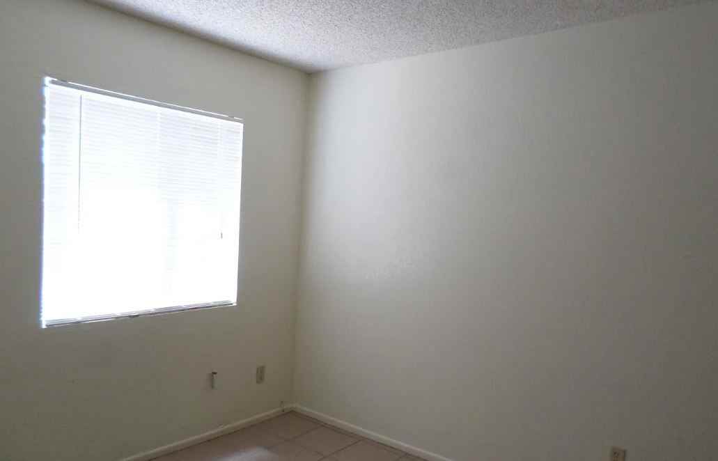 1380 // 3445 N Fremont Ave #1 - Photo 6 of 9
