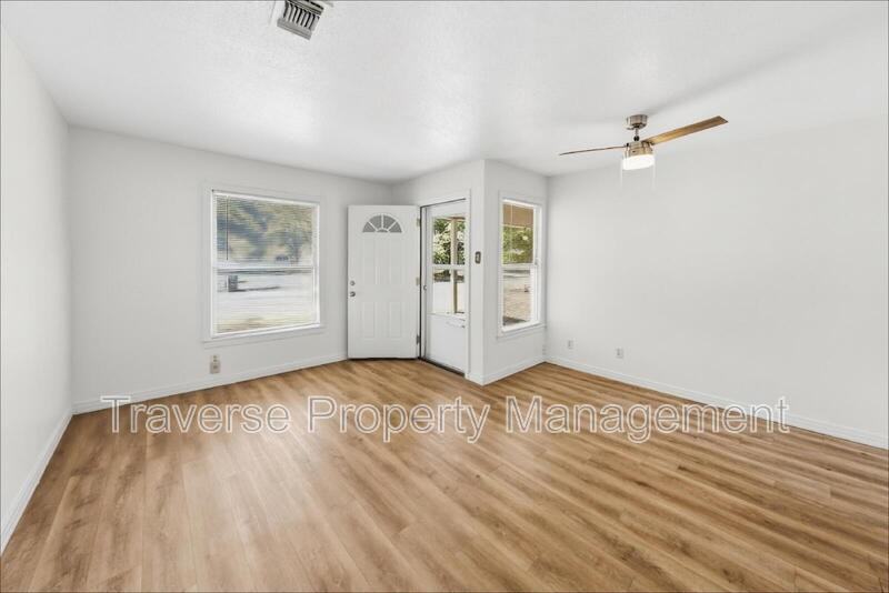 5025 Catalpa St - Photo 3 of 21