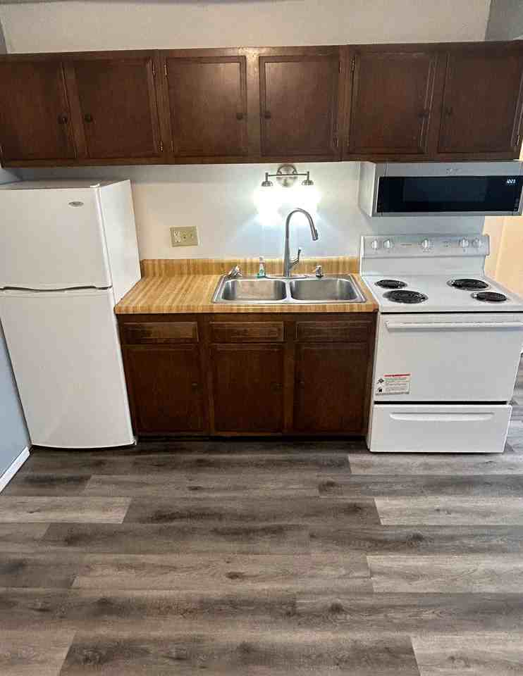 1004 South College Street - Photo 3 of 12