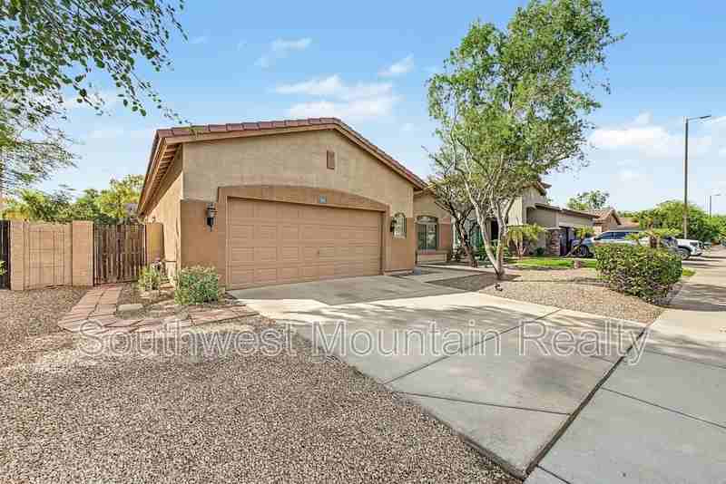 959 E Leo Pl - Photo 3 of 37