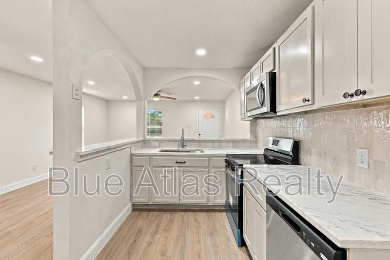 116 Maple St #B - Photo 3 of 25