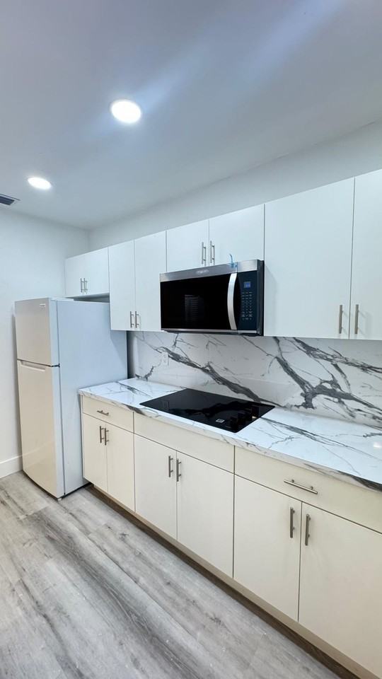 560 VICTORIA PARK LLC - Photo 3 of 8