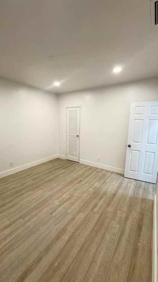560 VICTORIA PARK LLC - Photo 5 of 8