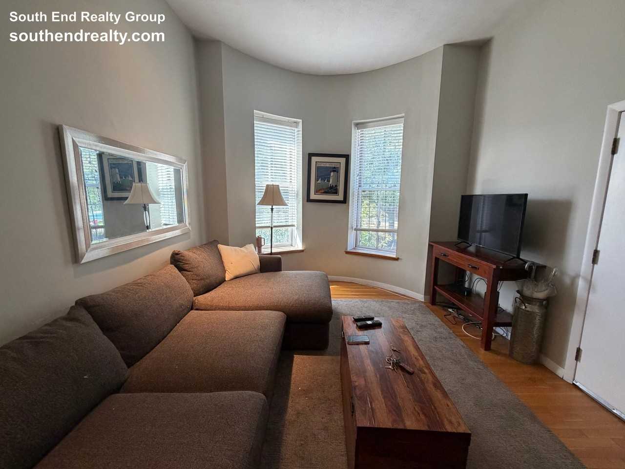 201 W Newton St #2 - Photo 5 of 13