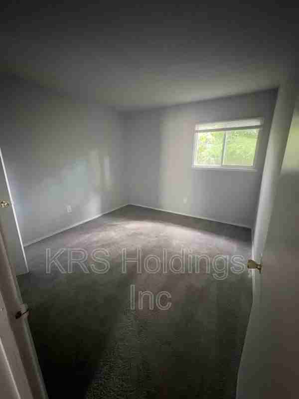 1247 Nelson St #C - Photo 6 of 7