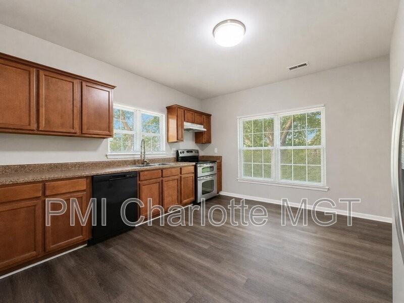 1029 Plymouth St - Photo 4 of 10