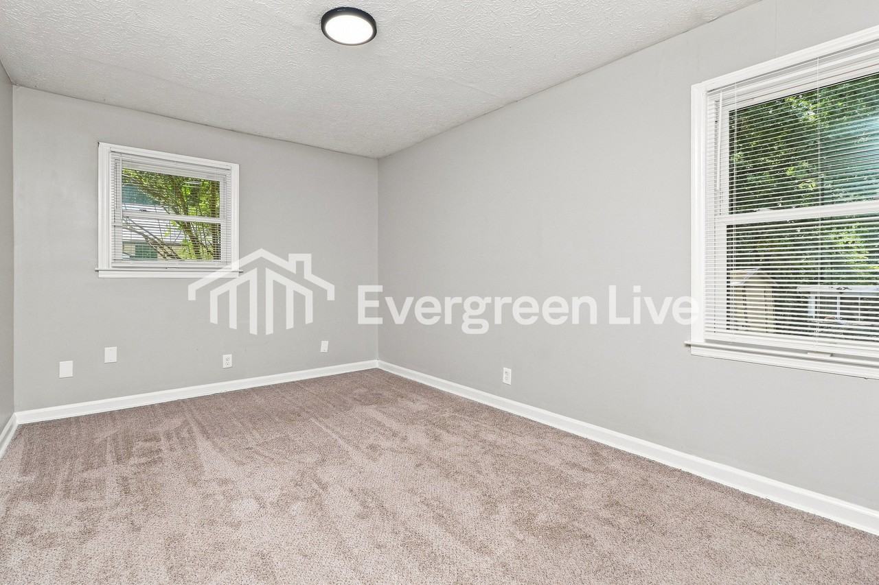 3890 Skidmore Dr - Photo 3 of 8
