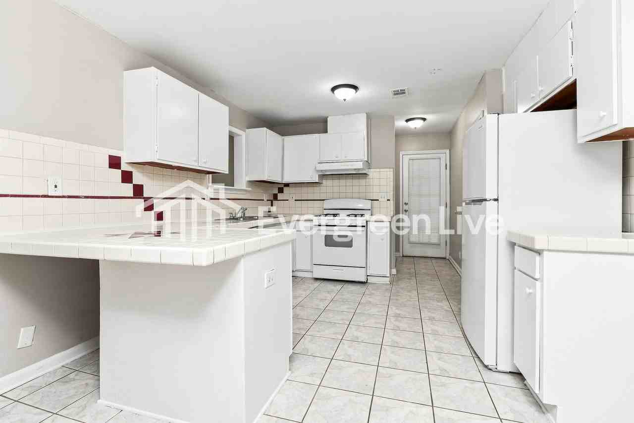3890 Skidmore Dr - Photo 4 of 8