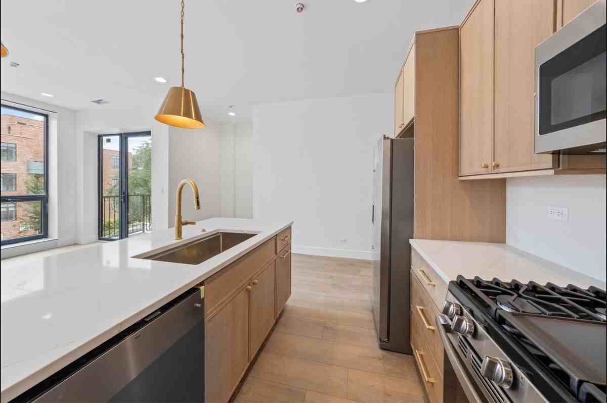 1313 W Taylor St ##2 - Photo 6 of 26