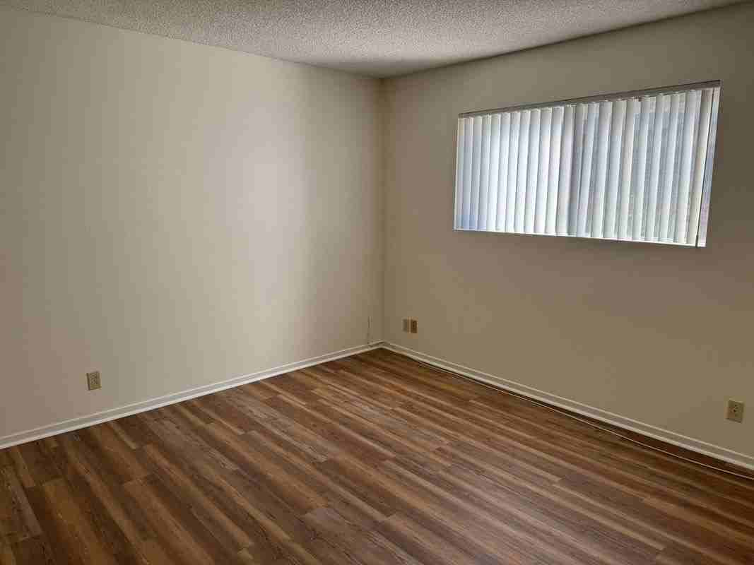 48 S Oak Ave - Photo 4 of 6