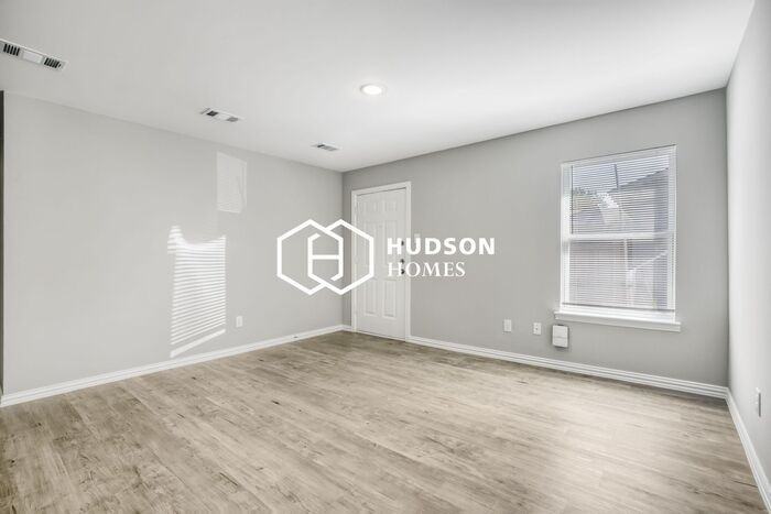 912 Crosby St #B - Photo 3 of 14