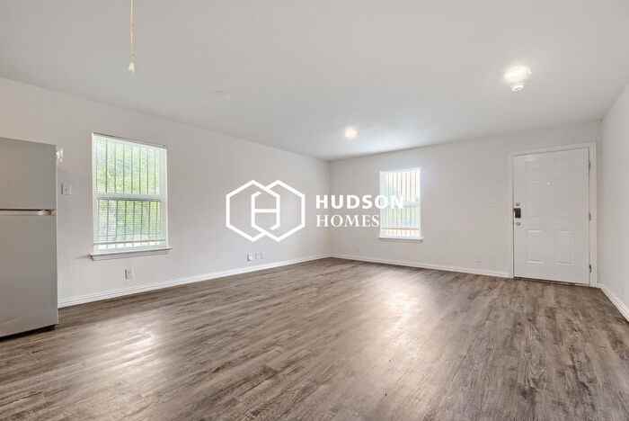 1439 Barclay St - Photo 3 of 14