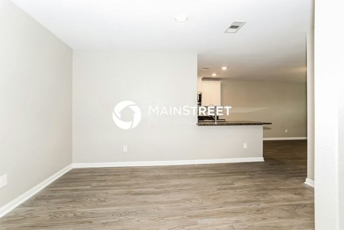 25208 Dickens Dr - Photo 4 of 16