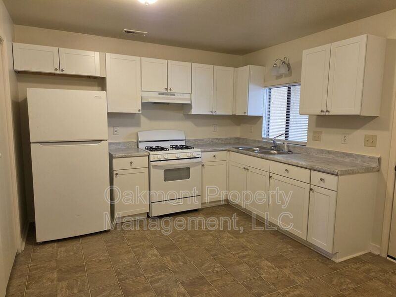 2831 Breezewood Ave - Photo 7 of 19