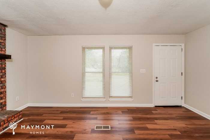 370 Avon Cir - Photo 4 of 12