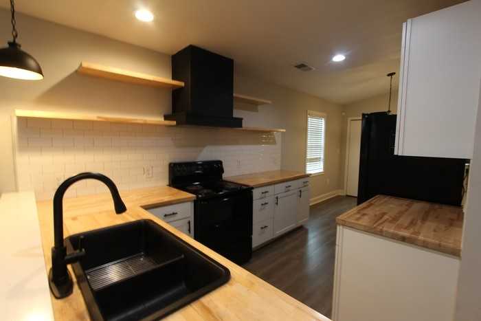 305 Maple St - Photo 4 of 15