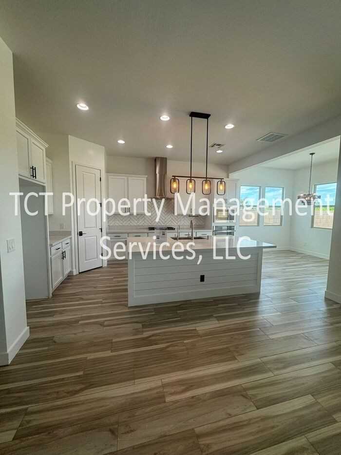 10740 E Thatcher Ave - Photo 3 of 32