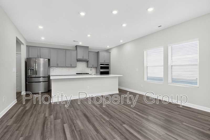 11210 Broadbent Ct - Photo 4 of 29