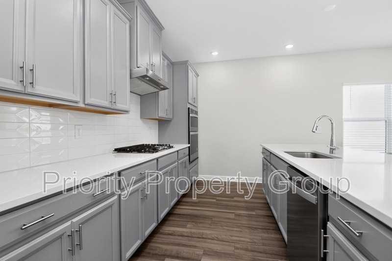 11210 Broadbent Ct - Photo 5 of 29