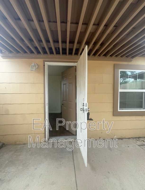529 Alvarado Dr Se #D - Photo 2 of 16
