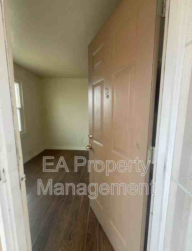529 Alvarado Dr Se #D - Photo 3 of 16