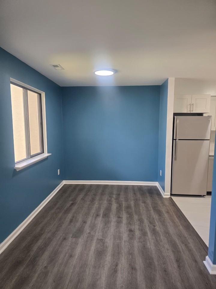 2427 Bayberry Ct - Photo 5 of 9