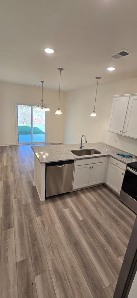 1098 Silverbend Trl #NA - Photo 3 of 12