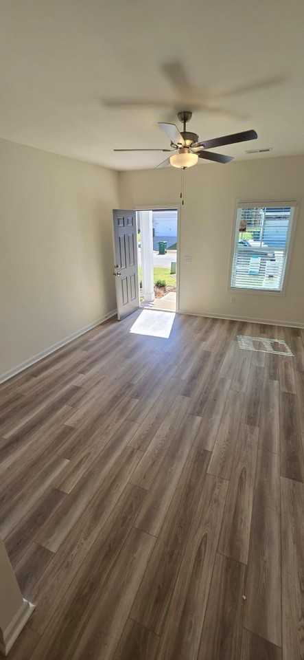 1098 Silverbend Trl #NA - Photo 6 of 12