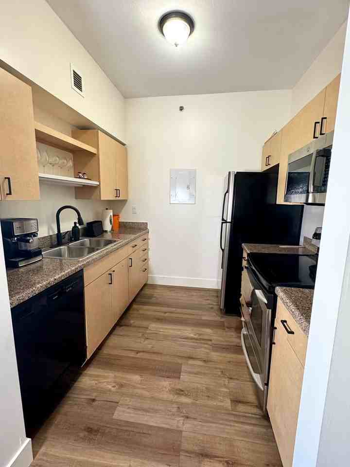 490 W Ash St #1606 - Photo 6 of 37