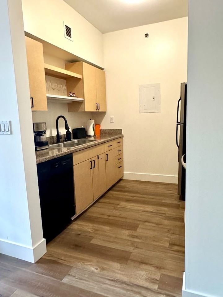 490 W Ash St #1606 - Photo 7 of 37