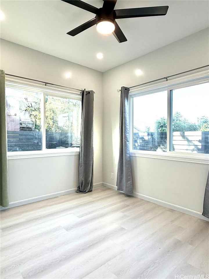 3323A Castle St - Photo 5 of 9