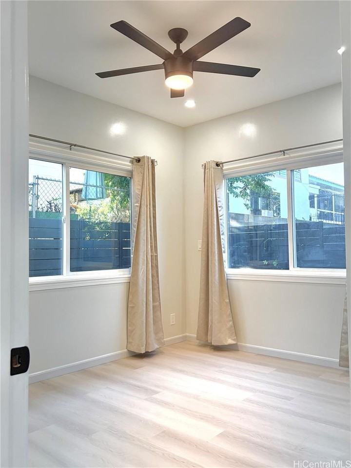 3323A Castle St - Photo 6 of 9